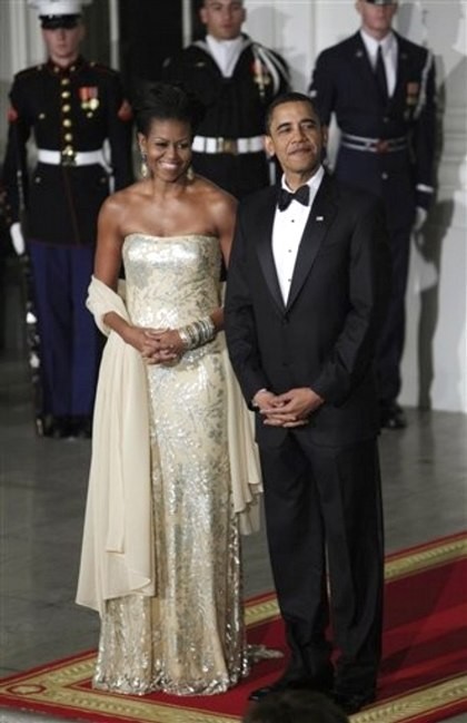 Thiết kế này của Jason Wu được bà Obama mặc tại lễ nhậm chức của chồng năm 2009. Nhà tạo mẫu trẻ góc Hoa sau này phát biểu: "Tôi như lơ lửng trên mây khi nhìn thấy thiết kế của mình được bà Obama chọn mặc".